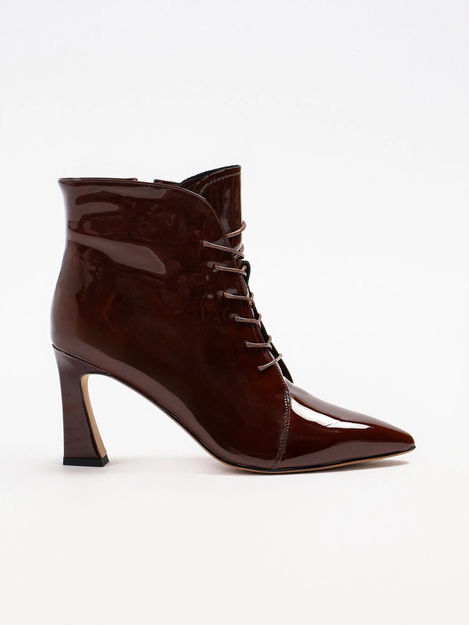 Ботильоны лакированные бордового цвета со шнуровкой на высоком каблуке